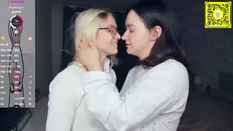 Violet and Isabel online show from July 8, 7:18 pm