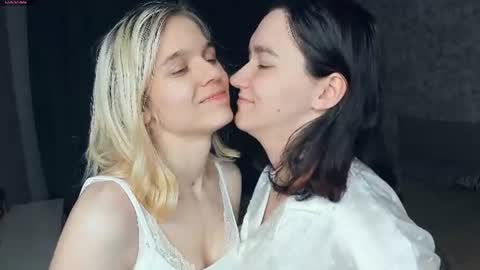 Violet and Isabel online show from July 13, 8:33 pm