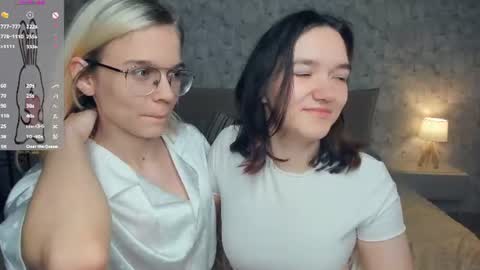 Violet and Isabel online show from July 25, 7:11 pm