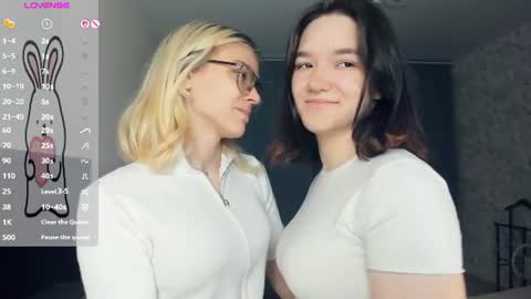 Violet and Isabel online show from July 31, 7:24 pm