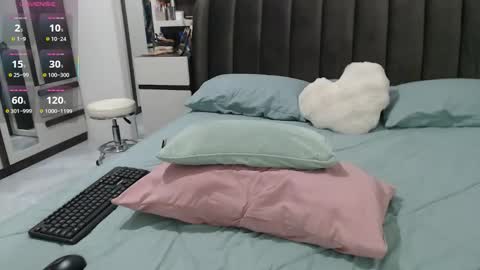 Snapshot of ladii_mia chatting on April 28, 7:41 pm Mia online show from April 28, 7:41 pm
