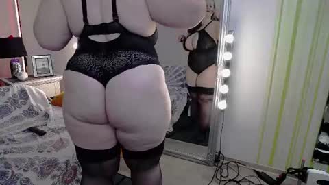 Snapshot of lady_2xl chatting on June 19, 6:23 pm Lucy online show from June 19, 6:23 pm
