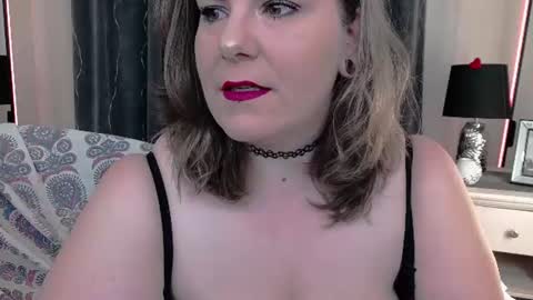 Snapshot of lady_2xl chatting on July 10, 6:43 pm Lucy online show from July 10, 6:43 pm