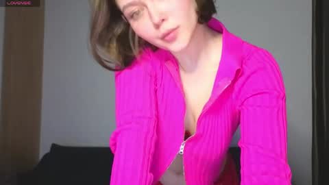 lady_birdd online show from April 16, 6:52 pm