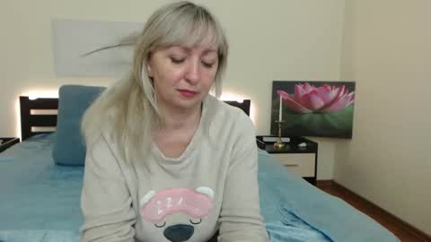 Snapshot of lady_milf_hot chatting on December 10, 4:49 pm Sofi online show from December 10, 4:49 pm