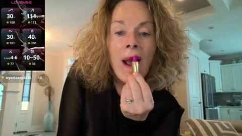 Snapshot of ladybabs chatting on June 19, 6:01 pm Ladybabs online show from June 19, 6:01 pm