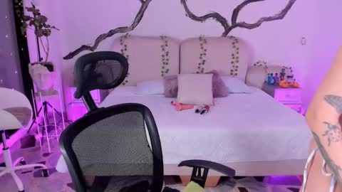 Lady  online show from October 25, 5:48 am