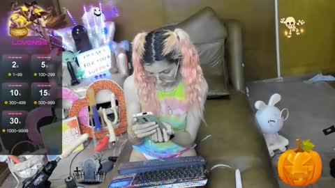 Skinnygirl online show from November 2, 7:05 pm