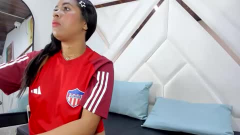 Snapshot of laila_5 chatting on May 16, 9:24 pm laila_5 online show from May 16, 9:24 pm