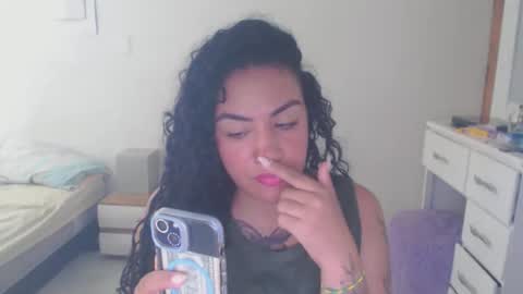 Snapshot of laila_silk chatting on June 3, 1:03 pm laila_silk online show from June 3, 1:03 pm