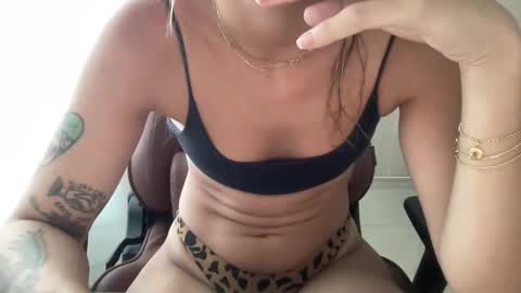 Snapshot of lailayourangel chatting on December 17, 2:34 pm lailayourangel online show from December 17, 2:34 pm