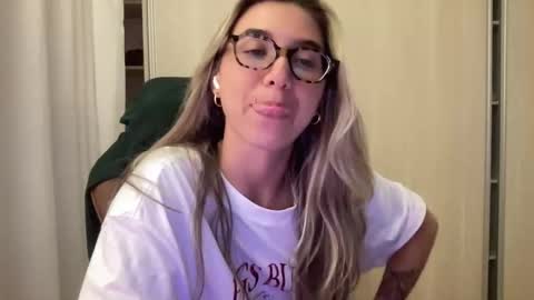 Snapshot of lailayourangel chatting on December 19, 3:02 am lailayourangel online show from December 19, 3:02 am