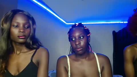 Snapshot of lalisa_manobal chatting on April 15, 9:15 pm Lalisa online show from April 15, 9:15 pm