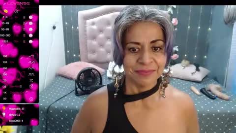 Snapshot of lalisha_96 chatting on December 6, 12:23 am lalisha online show from December 6, 12:23 am