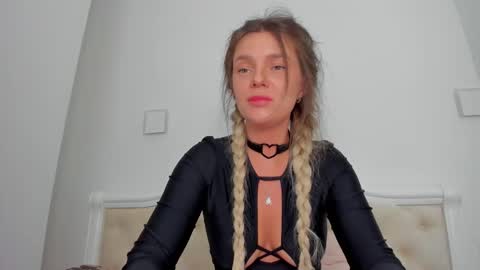 Lallie  online show from December 17, 3:29 pm