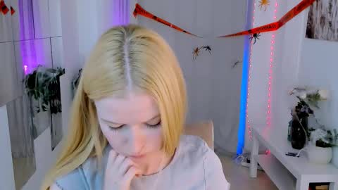 Laly online show from October 22, 6:40 pm