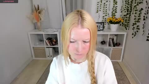 Laly online show from April 23, 11:42 am