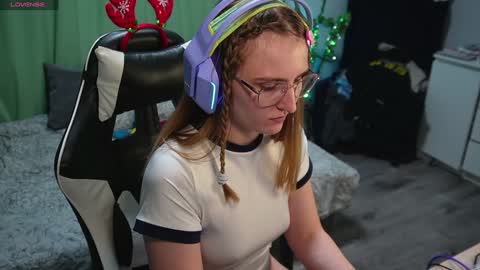 Snapshot of lana_del_kay chatting on December 6, 1:55 pm Kay online show from December 6, 1:55 pm