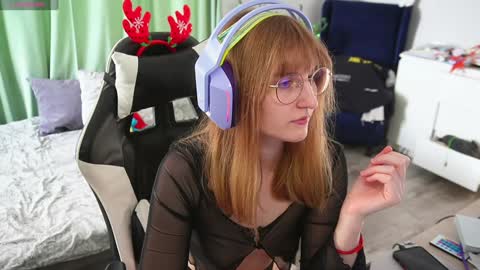 Snapshot of lana_del_kay chatting on December 7, 9:17 am Kay online show from December 7, 9:17 am