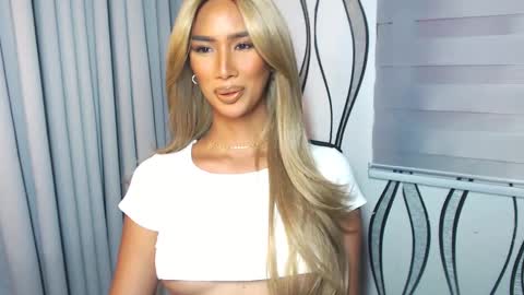 Snapshot of lanadel_hilton chatting on February 19, 4:01 am Lana online show from February 19, 4:01 am