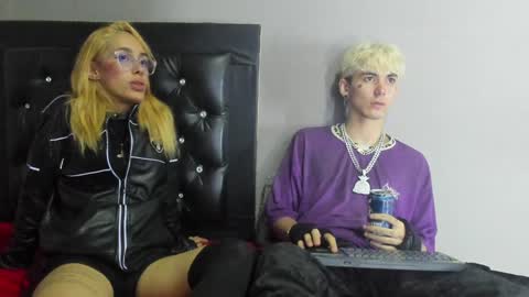 Snapshot of lara_and_caleb chatting on February 4, 6:25 am lara_and_caleb online show from February 4, 6:25 am