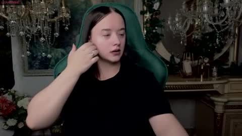 lara_benson_ online show from December 2, 11:15 am