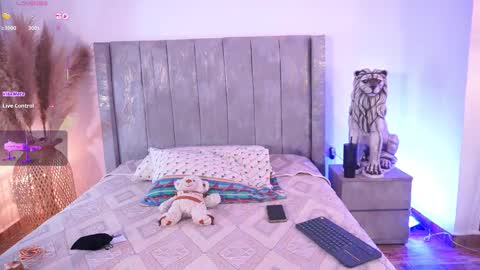 Hello Guys I am Lara Giraldo  WELCOME To my room online show from December 14, 12:49 am