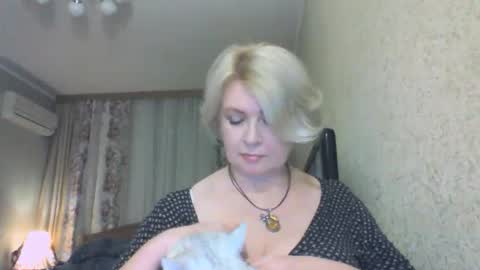 laramrs online show from December 3, 5:00 pm