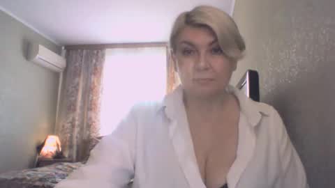 laramrs online show from May 17, 3:30 pm