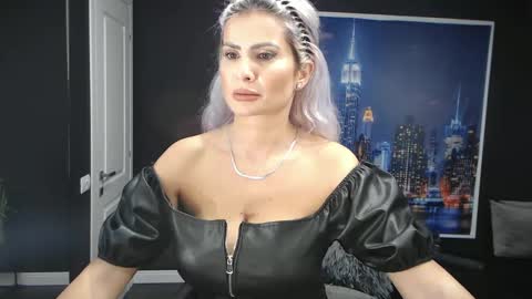 Snapshot of laras_moans chatting on December 3, 8:27 am laras_moans online show from December 3, 8:27 am