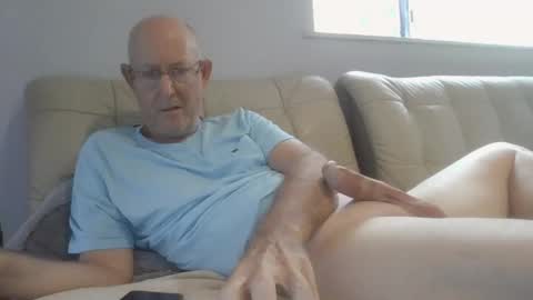 Snapshot of largerthan chatting on March 8, 1:03 am largerthan- say hi on entry online show from March 8, 1:03 am