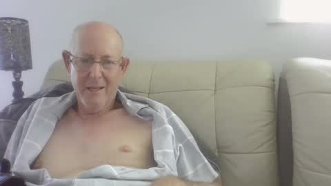 Snapshot of largerthan chatting on March 11, 5:02 am largerthan- say hi on entry online show from March 11, 5:02 am
