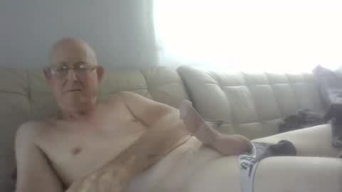 Snapshot of largerthan chatting on May 22, 3:57 am largerthan- say hi on entry online show from May 22, 3:57 am