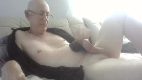Snapshot of largerthan chatting on May 23, 12:16 am largerthan- say hi on entry online show from May 23, 12:16 am