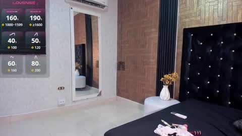 Snapshot of larossx chatting on February 15, 8:27 pm online show from February 15, 8:27 pm