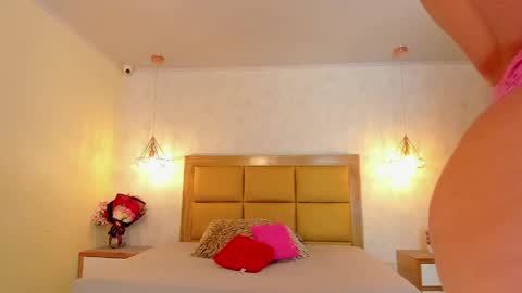 Snapshot of larsonmia chatting on May 28, 12:24 pm MIA online show from May 28, 12:24 pm