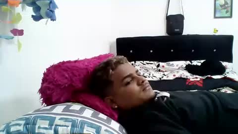 Snapshot of latin_curiousxxx chatting on September 16, 11:33 am latin_curiousxxx online show from September 16, 11:33 am