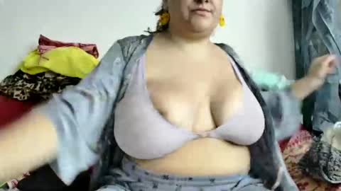 latinagoddess_isa online show from September 28, 9:42 pm
