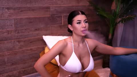 Snapshot of latinaloco chatting on October 5, 5:00 pm Latina online show from October 5, 5:00 pm