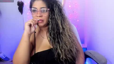 Snapshot of latinamav22 chatting on July 5, 4:19 am latinamav22 online show from July 5, 4:19 am