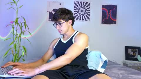 Snapshot of latinguyxl chatting on October 16, 12:33 am Logan online show from October 16, 12:33 am