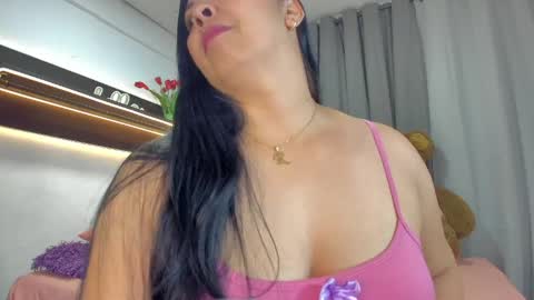 Snapshot of latinlove_sexygirls chatting on June 1, 1:51 am Vanessa online show from June 1, 1:51 am
