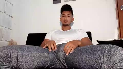 Snapshot of latinsex2501 chatting on February 19, 5:20 pm Aaron online show from February 19, 5:20 pm