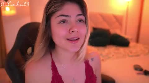 Snapshot of lau_bee_ chatting on September 29, 7:51 pm Laura online show from September 29, 7:51 pm