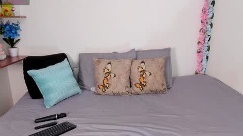 laura1__ online show from February 8, 1:11 am