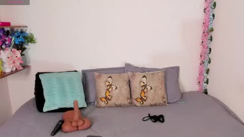 Snapshot of laura1__ chatting on May 4, 11:23 pm laura1__ online show from May 4, 11:23 pm