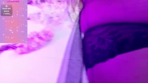 Snapshot of laura__castillo_ chatting on May 27, 12:24 pm online show from May 27, 12:24 pm