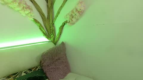 Snapshot of laura__castillo_ chatting on June 11, 12:14 pm online show from June 11, 12:14 pm