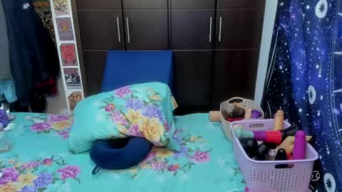 Snapshot of laura_anal_ chatting on May 4, 7:10 pm Wen online show from May 4, 7:10 pm