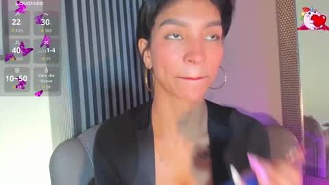 Snapshot of laura_aristizabal_19 chatting on October 10, 11:37 pm Laura online show from October 10, 11:37 pm